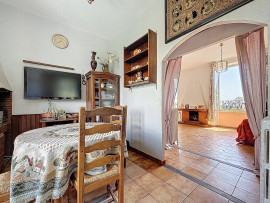 
                                                                                        Vente
                                                                                         Deuxième et dernier étage d'une petite maison à rénover située au coeur de Cimiez
