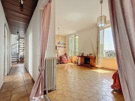 
                                                                                        Vente
                                                                                         Deuxième et dernier étage d'une petite maison à rénover située au coeur de Cimiez