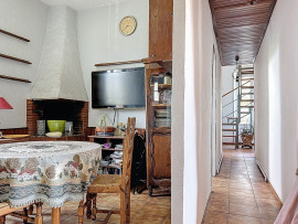 
                                                                                        Vente
                                                                                         Deuxième et dernier étage d'une petite maison à rénover située au coeur de Cimiez