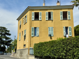 
                                                                                        Vente
                                                                                         Deuxième et dernier étage d'une petite maison à rénover située au coeur de Cimiez
