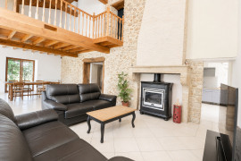 
                                                                                        Vente
                                                                                         Domaine avec gîte et écuries