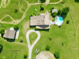 
                                                                                        Vente
                                                                                         Domaine avec gîte et écuries
