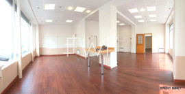 
                                                                                        Location
                                                                                         Emplacement n° 1 : Boutique d'Angle 170m²