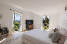 
                                                                                        Vente
                                                                                         EN VENTE VILLA NICE - TERRAIN - PISCINE - VUE MER