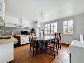 
                                                                                        Vente
                                                                                         Ensemble de 2 maisons avec revenus locatifs   192 m2   10 mi