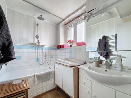 
                                                                                        Vente
                                                                                         Ensemble de 2 maisons avec revenus locatifs   192 m2   10 mi