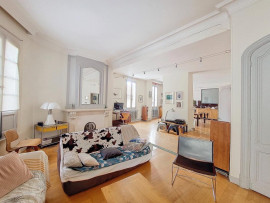 Vente
Exclusivité - Avignon Intramuros Zone Piétonne - 6 pièces dont quatre chambres avec place de parking privatif et grande cave