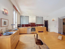Vente
Exclusivité - Avignon Intramuros Zone Piétonne - 6 pièces dont quatre chambres avec place de parking privatif et grande cave