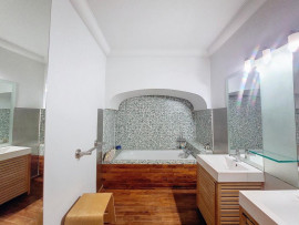 Vente
Exclusivité - Avignon Intramuros Zone Piétonne - 6 pièces dont quatre chambres avec place de parking privatif et grande cave