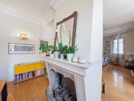 Vente
Exclusivité - Avignon Intramuros Zone Piétonne - 6 pièces dont quatre chambres avec place de parking privatif et grande cave
