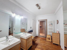Vente
Exclusivité - Avignon Intramuros Zone Piétonne - 6 pièces dont quatre chambres avec place de parking privatif et grande cave