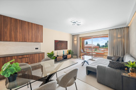 
                                                                                        Vente
                                                                                         Èze, proche plage – Élégant 2 pièces rénové avec terrasses et vue mer