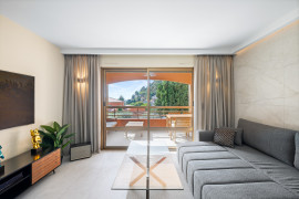 
                                                                                        Vente
                                                                                         Èze, proche plage – Élégant 2 pièces rénové avec terrasses et vue mer