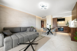 
                                                                                        Vente
                                                                                         Èze, proche plage – Élégant 2 pièces rénové avec terrasses et vue mer