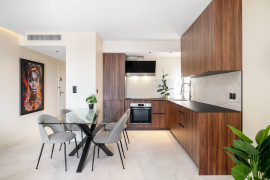 
                                                                                        Vente
                                                                                         Èze, proche plage – Élégant 2 pièces rénové avec terrasses et vue mer