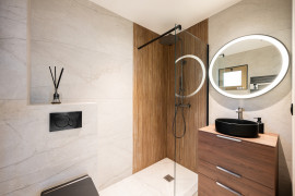 
                                                                                        Vente
                                                                                         Èze, proche plage – Élégant 2 pièces rénové avec terrasses et vue mer