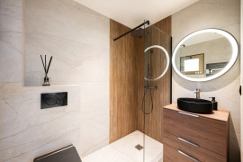 
                                                                                        Vente
                                                                                         Èze, proche plage – Élégant 2 pièces rénové avec terrasses et vue mer