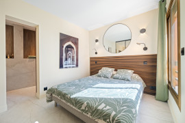 
                                                                                        Vente
                                                                                         Èze, proche plage – Élégant 2 pièces rénové avec terrasses et vue mer