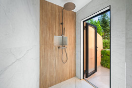 
                                                                                        Vente
                                                                                         Èze, proche plage – Élégant 2 pièces rénové avec terrasses et vue mer