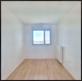 
                                                                                        Location
                                                                                         F4 avec vue panoramique sur la Défense