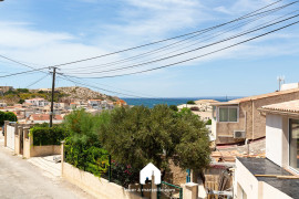 
                                                                                        Location
                                                                                         Feel Goudes