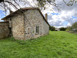 Vente
Fermette à rénover avec grange et garage sur un
