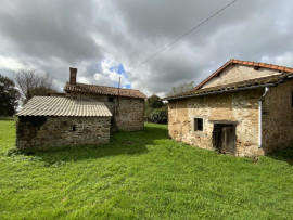 Vente
Fermette à rénover avec grange et garage sur un