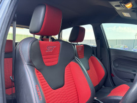 
                                                                                        Voiture
                                                                                         Ford Fiesta ST-3