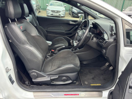 
                                                                                        Voiture
                                                                                         Ford Fiesta ST-3
