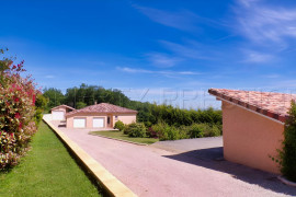 
                                                                                        Vente
                                                                                         GERS VILLA CONTEMPORAINE 1,7 HA VUE DOMINANTE