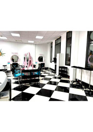 
                                                                                        Vente
                                                                                         Givors – Salon de coiffure équipé – Équipe en place – CA 190 000 €