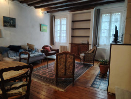 
                                                                                        Location
                                                                                         Grand appartement de charme en centre ville.