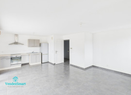 
                                                                                        Vente
                                                                                         Grand appartement de Type 2 à 5 mn du lac avec vue