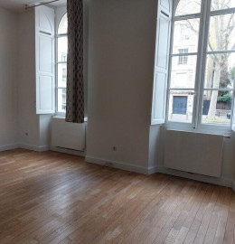 
                                                                                        Location
                                                                                         Grand Studio 50 M2 à louer à Versailles