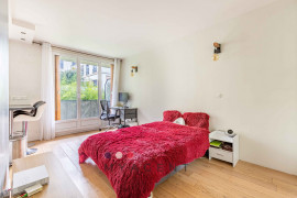 Vente
                                                                                Grand studio avec balcon au calme