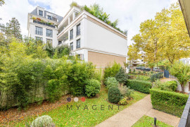 Vente
                                                                                Grand studio avec balcon au calme