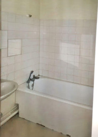 
                                                                                        Location
                                                                                         Grand studio avec balcon, sans vis-à-vis