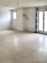 
                                                                                        Location
                                                                                         Grand studio avec balcon, sans vis-à-vis