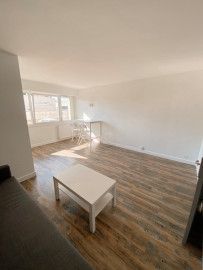 Vente
                                                                                Grand studio rénové quartier Rabelais