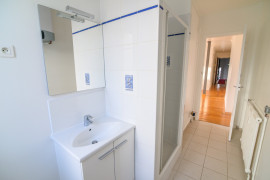 
                                                                                        Vente
                                                                                         GRAND STUDIO SUR COUR