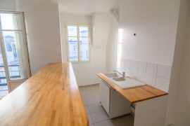 
                                                                                        Vente
                                                                                         GRAND STUDIO SUR COUR