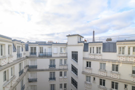 
                                                                                        Vente
                                                                                         GRAND STUDIO SUR COUR