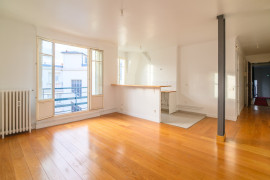 
                                                                                        Vente
                                                                                         GRAND STUDIO SUR COUR