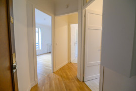 
                                                                                        Vente
                                                                                         GRAND STUDIO SUR COUR