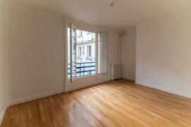 
                                                                                        Vente
                                                                                         GRAND STUDIO SUR COUR