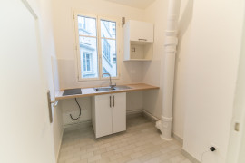 
                                                                                        Vente
                                                                                         GRAND STUDIO SUR COUR