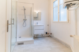 
                                                                                        Vente
                                                                                         GRAND STUDIO SUR COUR