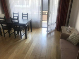 
                                                                                        Location
                                                                                         Grand studio sur rue avec balcon