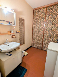 
                                                                                        Vente
                                                                                         Grand T5 lumineux avec vue dégagée – Résidence privée, clôturée à Lyon 8.