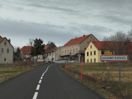 
                                                                                        Vente
                                                                                         Grande bâtisse, commerce et habitation